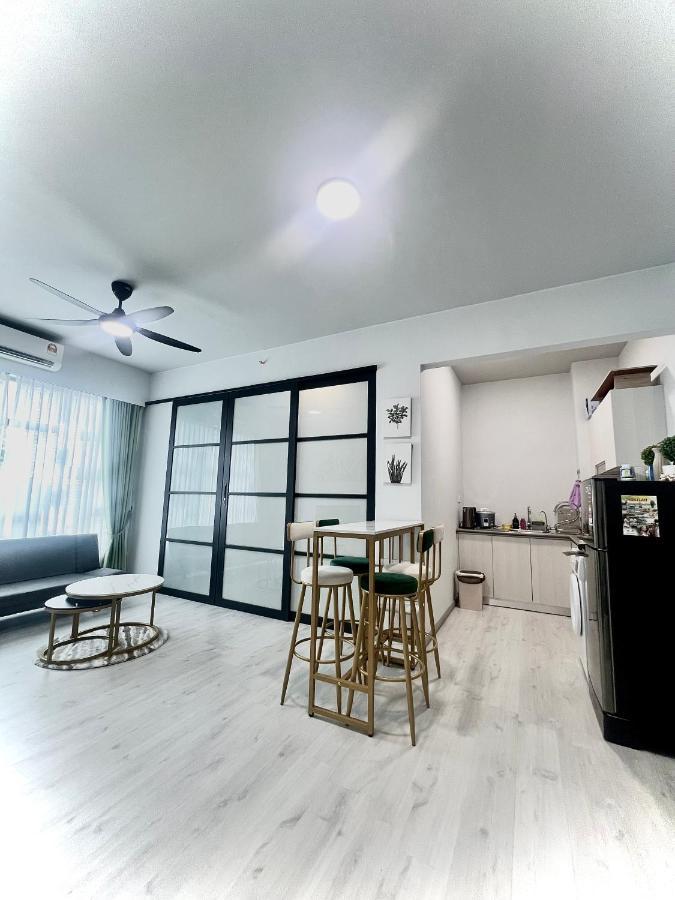 Botiza Suites At Jesselton Quay Kota Kinabalu Buitenkant foto